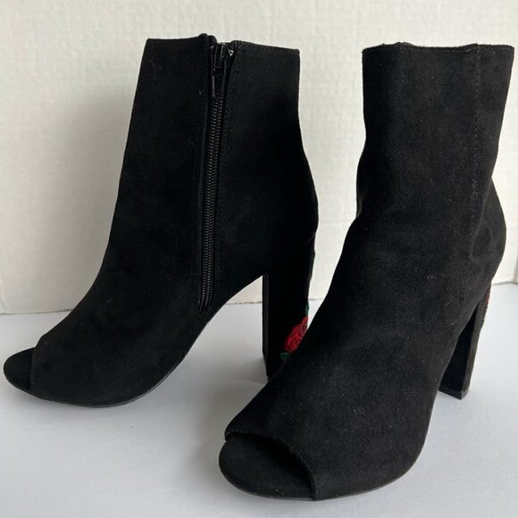 Wild Diva, Embroidered Floral Rose, Chunky Block Black Boots. Size: 6 - Picture 3 of 15
